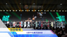 娇妻玩4p被3个男人玩4p